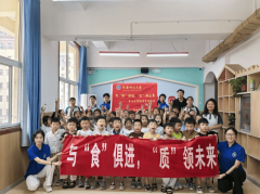 孩子们正在欢声笑语中加深了对食物平安 