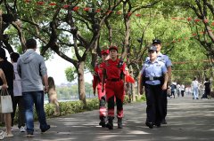 ”驻守岸边的曙光救援队队长王华云立即